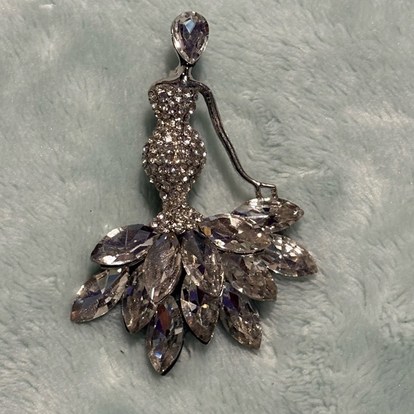 Jewelry - Elegant Silver Crystal Brooch